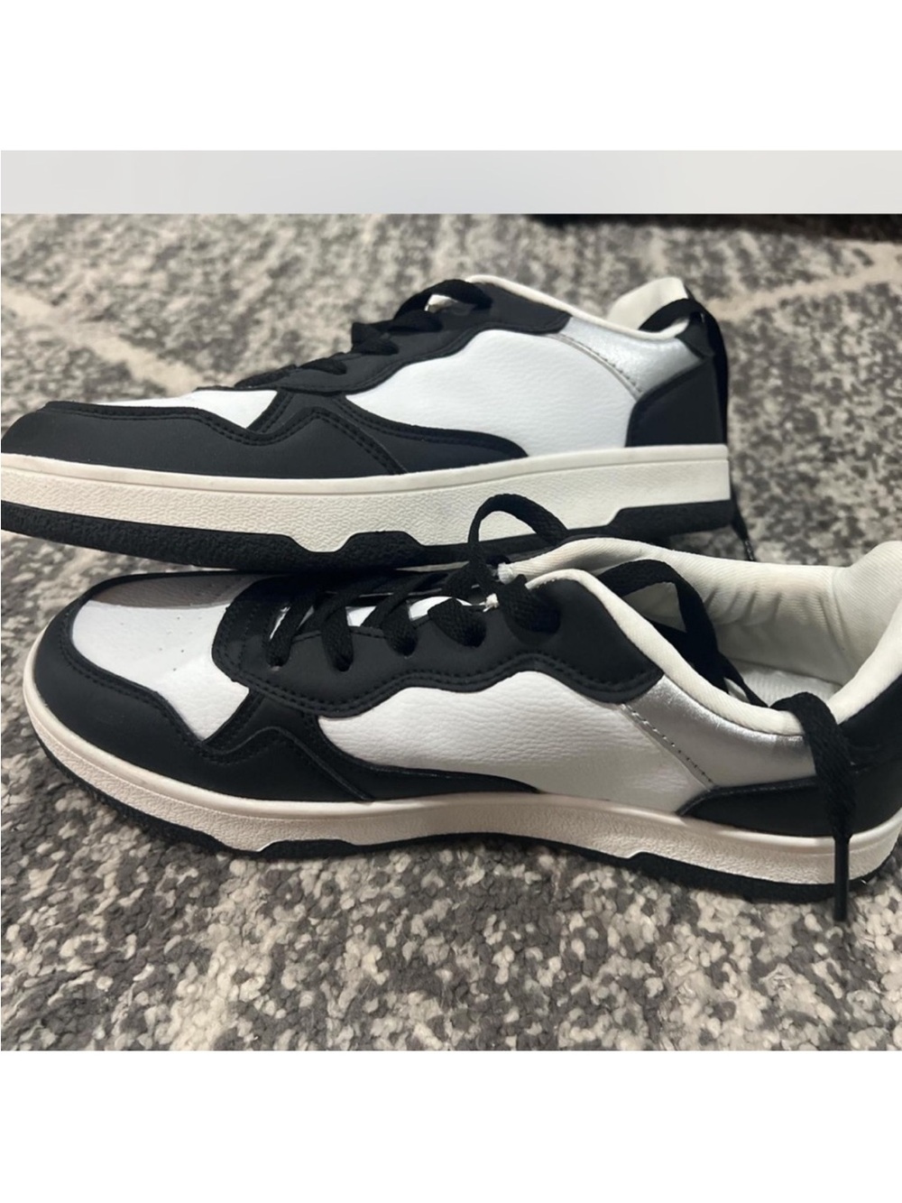 Dream Pairs Black and White Low-Top Sneakers